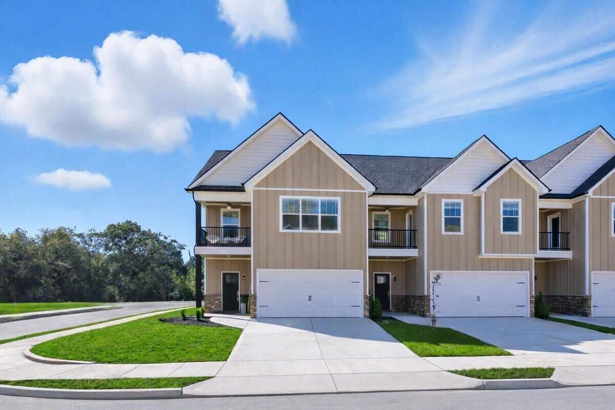 New construction townhomes for rent in Knoxville TN - Right Time Homes community